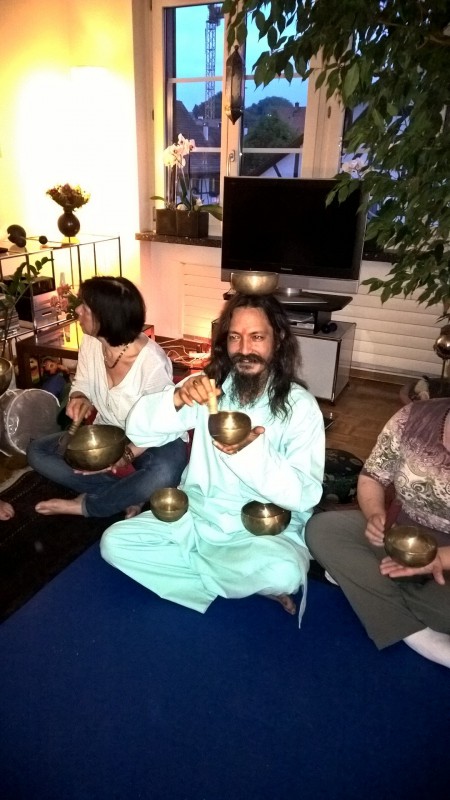 Ram mit Klangschalen